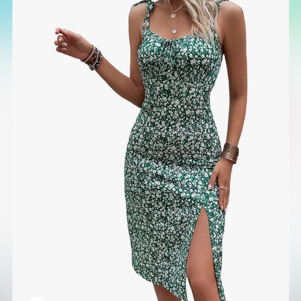 💚 Tie shoulder sleeveless ruched split thigh cami in green with white floral